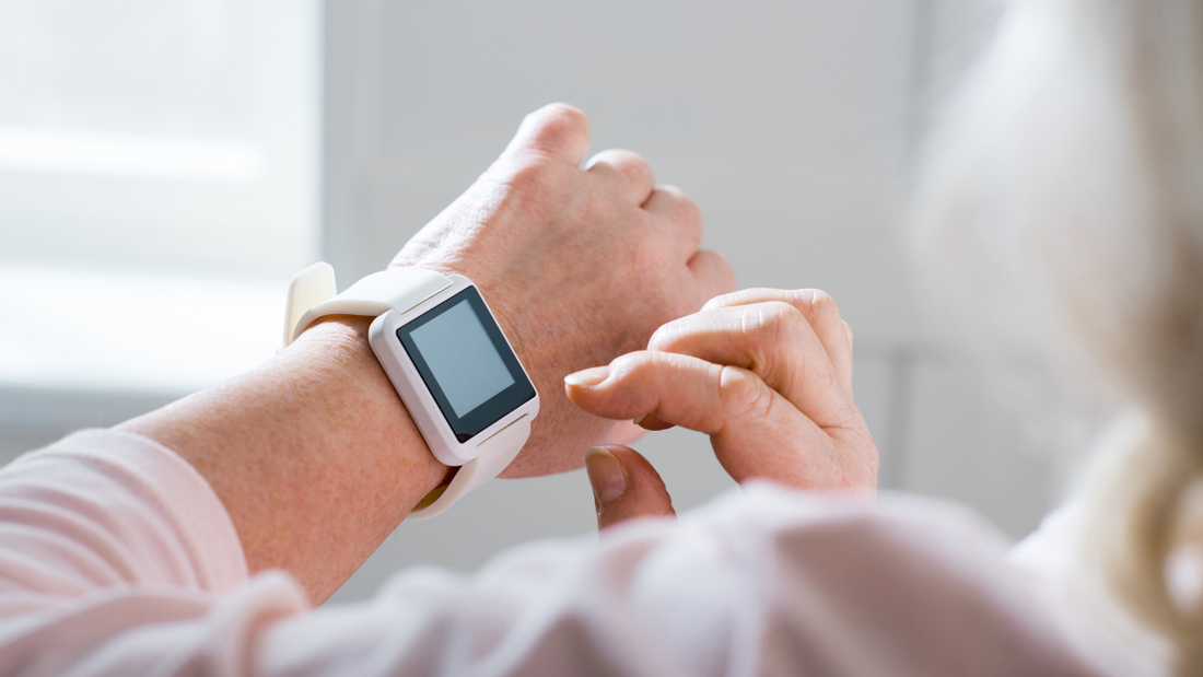 How Do Seniors Adapt to Using Digital Health Devices Easily?