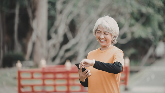 Why Some Seniors Prefer a Simple Safety Watch Over Smartphones? 